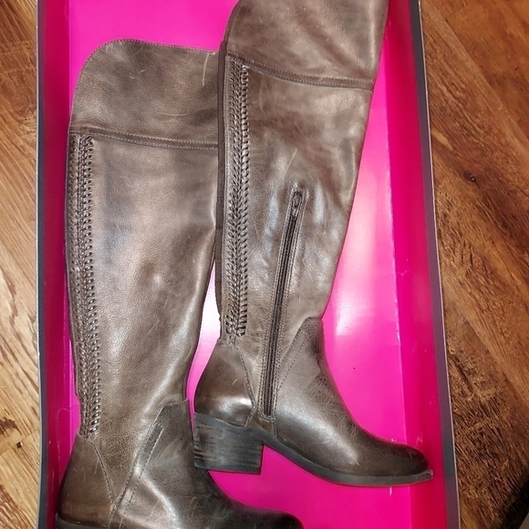 Vince Camuto Bendra grey distressed bomber boots size 5 new in box - Picture 14 of 16